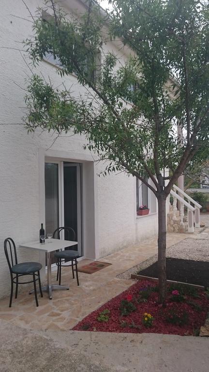 Apartments Mas-Rafaj Vir Exterior photo